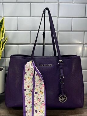 Michael Michael Kors Jet Set Medium Purple Leather Tote Bag! GUC!!